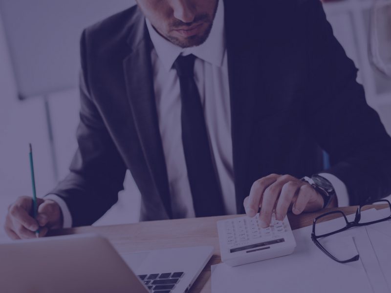 asesor-hombre-sacando-cuentas-en-asesoria