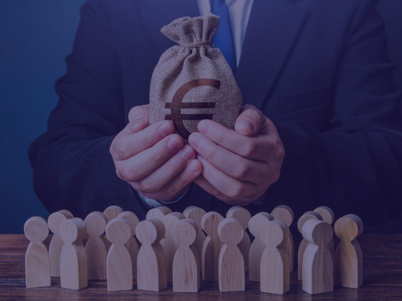 mano-cojiendo-bolsa-con-dinero-con-fondo-azul