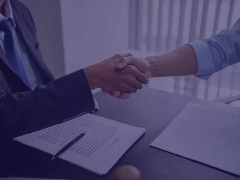 manos-cerrando-trato