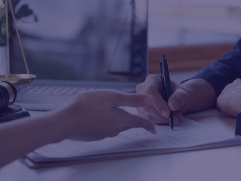 personas-escribiendo-leyes-con-fondo-azul